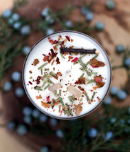 Load image into Gallery viewer, Feliz Soy Winter Lust Pine Candle with Crystal Quartz