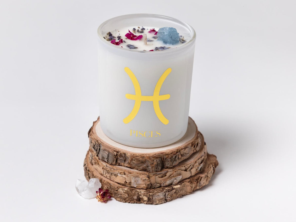 Sueño Pisces zodiac candle, hand-poured soy wax with crystals and dried petals