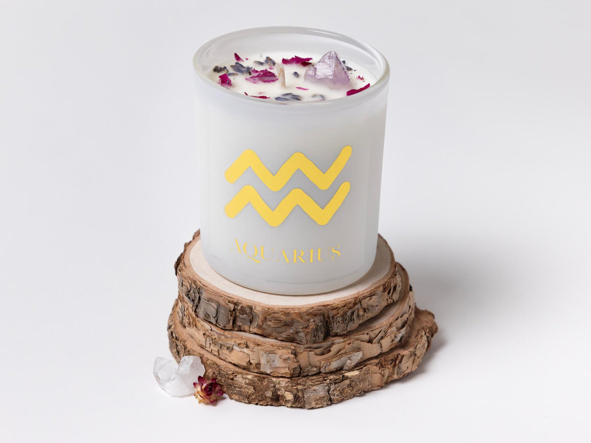 Sueño Aquarius zodiac candle, hand-poured soy wax with crystals and dried petals