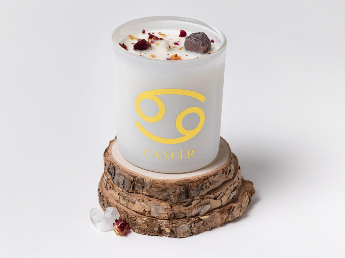Sueño Cancer zodiac candle, hand-poured soy wax with crystals and dried petals