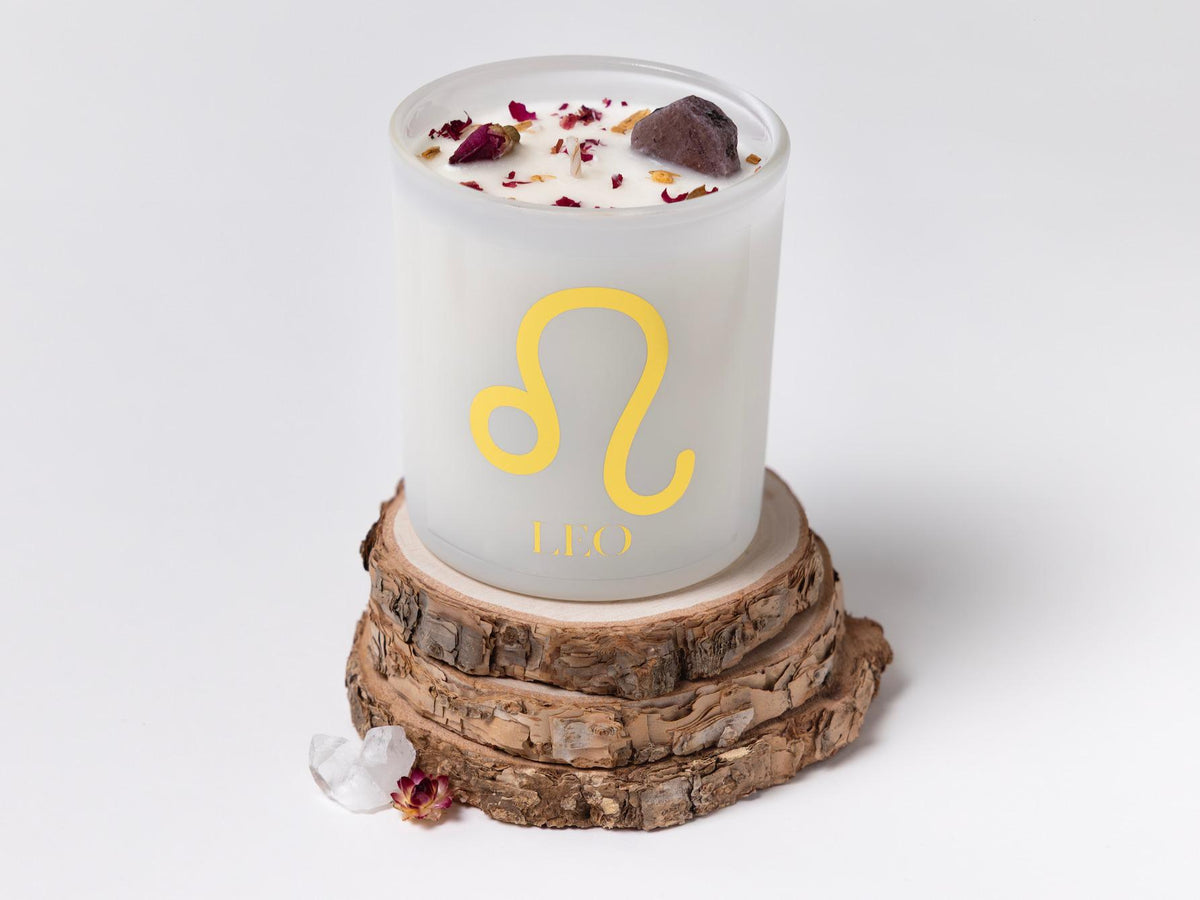 Sueño Leo zodiac candle, hand-poured soy wax with crystals and dried petals