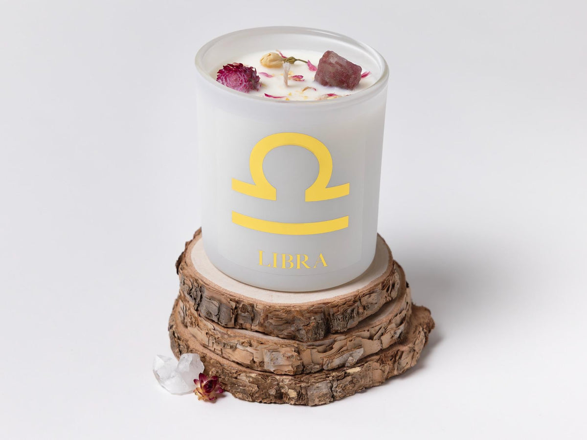 Sueño Libra zodiac candle, hand-poured soy wax with crystals and dried petals